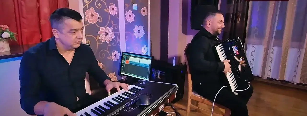 Clape și acordeon în timpul unui program live