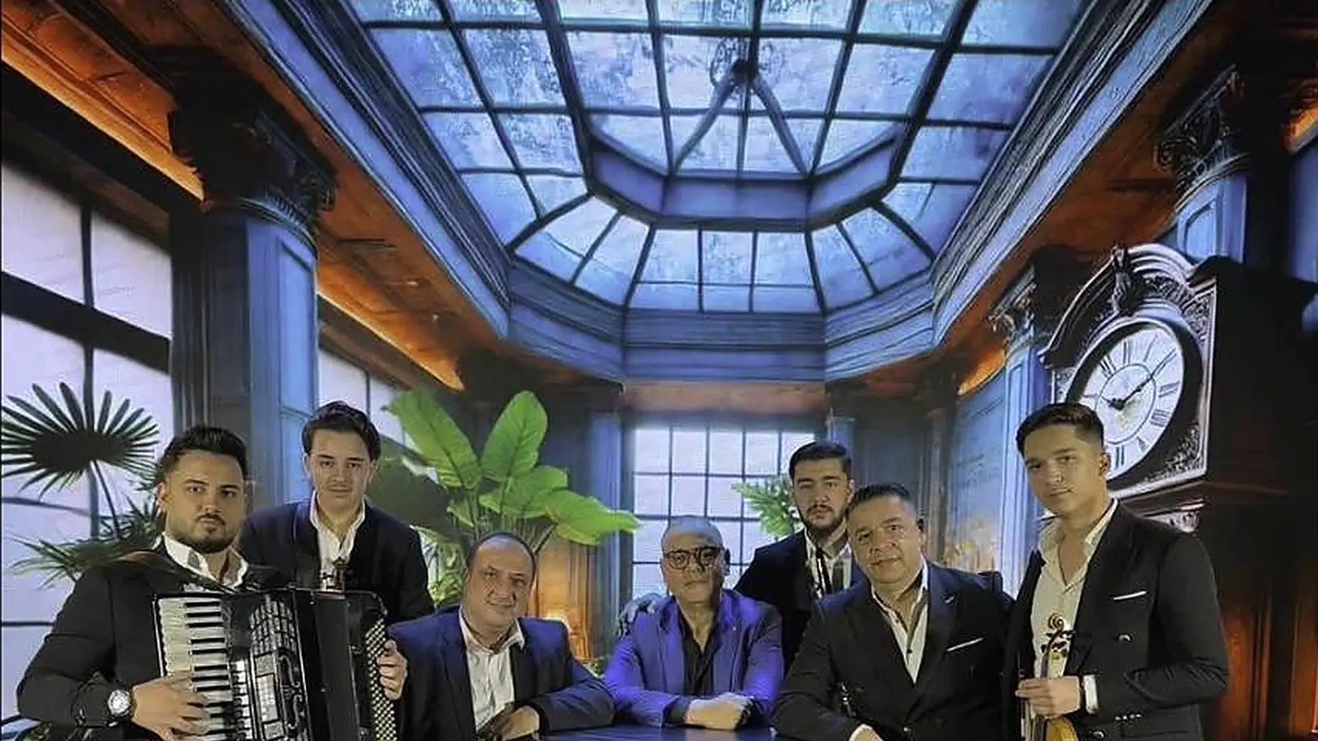 Taraful Ianoș Prahoveanu — fotografia oficială a formației, cu acordeon și vioară