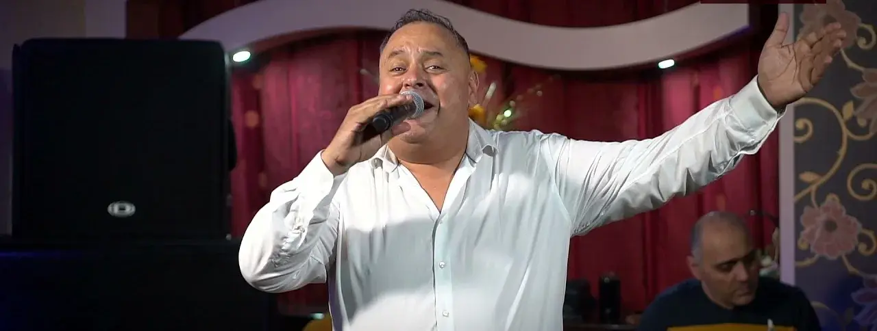 Solistul în mijlocul unui moment de petrecere