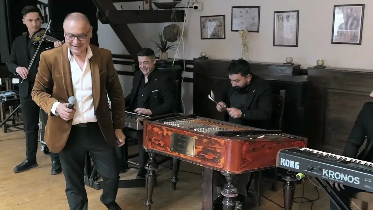 Taraful cântând la vioară, țambal și clape