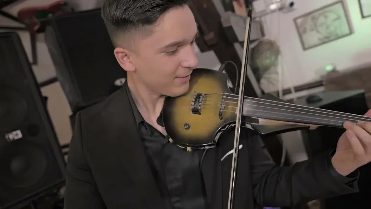Violonistul formației, portret în timpul unui program live